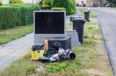 bir televizyon, elektrik süpürgesi ve diğer elektrikli ev aletleri yol kenarında üzerinde elektronik çöp
