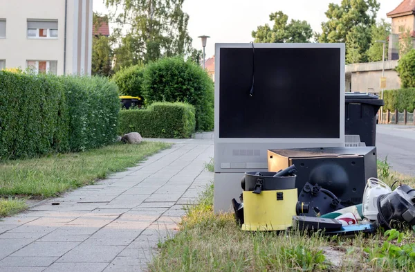 bir televizyon, elektrik süpürgesi ve diğer elektrikli ev aletleri yol kenarında üzerinde elektronik çöp