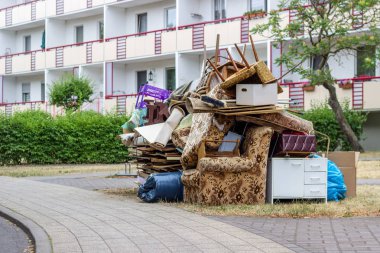 Yol kenarında eski mobilya ve ev mallarına büyük yığın