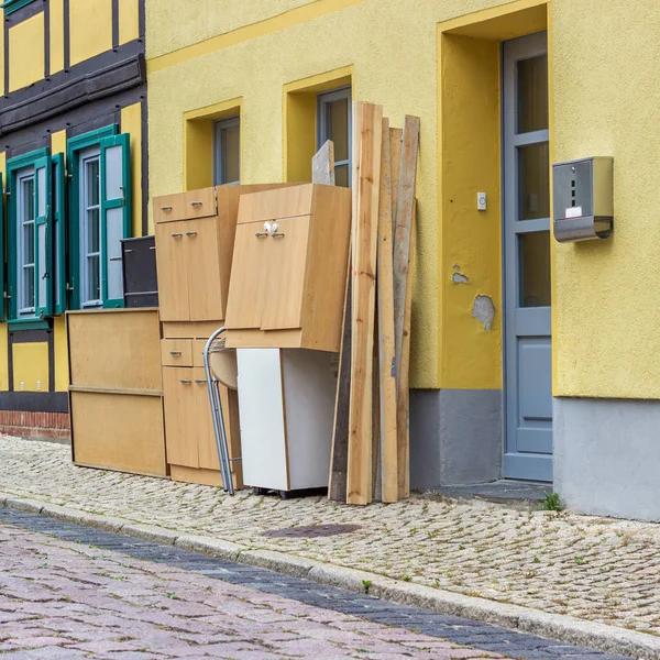 Yol kenarında eski mobilya ve ev mallarına büyük yığın