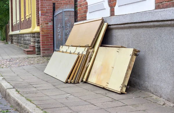 Tumpukan Besar Furnitur Tua Dan Barang Barang Rumah Tangga Pinggir — Stok Foto