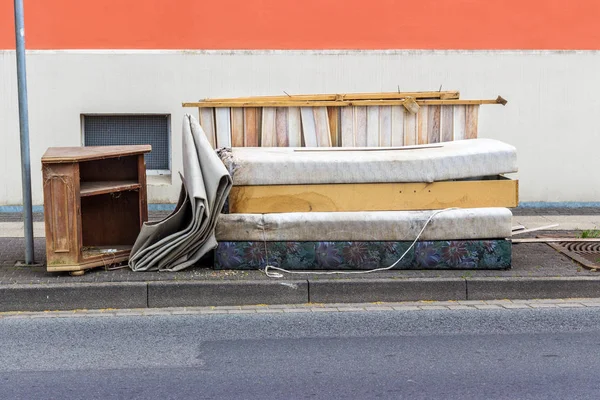 Tumpukan Besar Furnitur Tua Dan Barang Barang Rumah Tangga Pinggir — Stok Foto