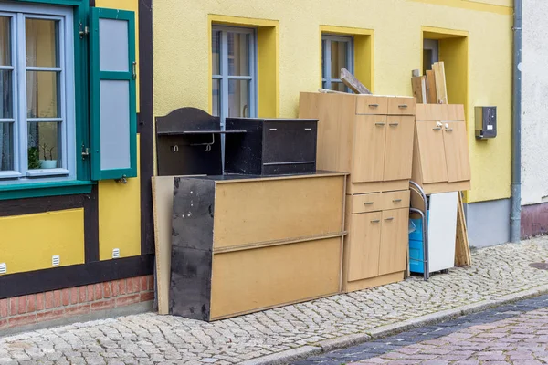 Yol kenarında eski mobilya ve ev mallarına büyük yığın