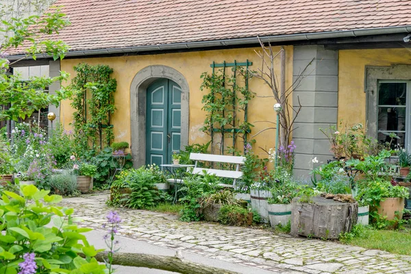 Schöner Vorgarten Mit Weißer Bank Und Blumenkübeln — Stockfoto