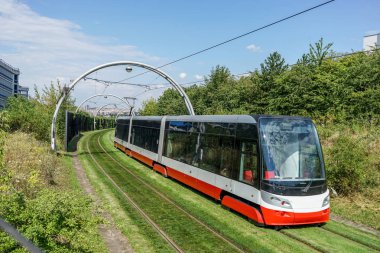 Prag'da bir durağı önünde modern tramvay