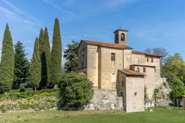 中世纪教会在 Prabione 在意大利 — 图库照片