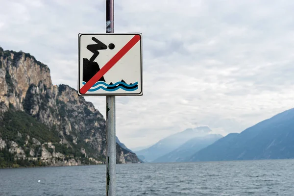 Προειδοποίηση Κινδύνου Εισέλθετε Στην Όχθη Της Λίμνης Γκάρντα Στην Ιταλία — Φωτογραφία Αρχείου