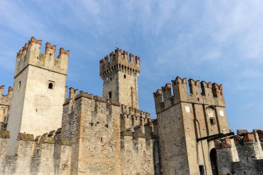 İtalya Sirmione castle Towers