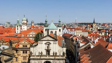 Salvator kilise ve Prag Eski Şehir Kulesi Charles Köprüsü'nden görüntülemek