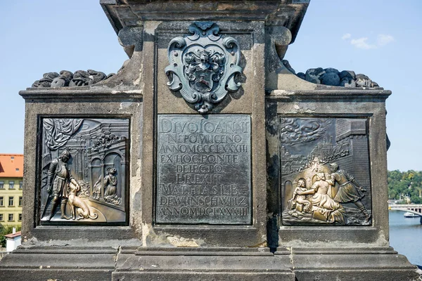 Detail Der Skulptur Des Johannes Von Nepomuk Auf Der Karlsbrücke — Stockfoto