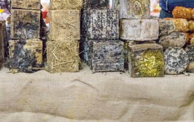 İtalyan peynir spesiyaliteleri ot kabuk ile