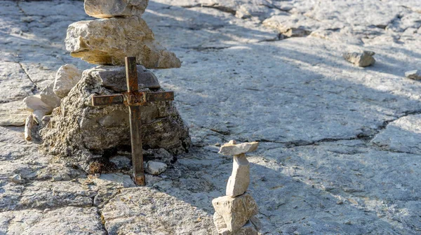 小さな金属製のクロスとイタリアの Montecastello への巡礼ルート上の石積み — ストック写真
