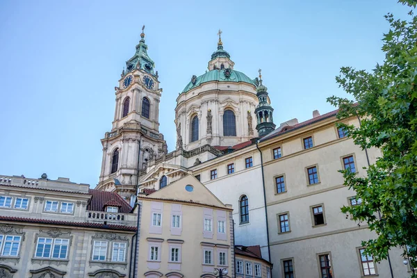 Tours Église Saint Nicolas Prague — Photo