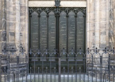 Luther şehrin Wittenberg kale kilise tezleri ile kapı 