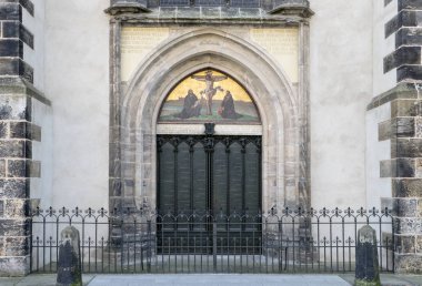 Luther şehrin Wittenberg kale kilise tezleri ile kapı