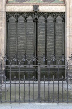 Luther şehrin Wittenberg kale kilise tezleri ile kapı 