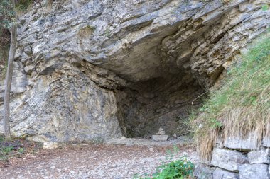 İtalya 'daki Montecastello' ya hacca giderken taş istiflenmiş küçük bir mağara.