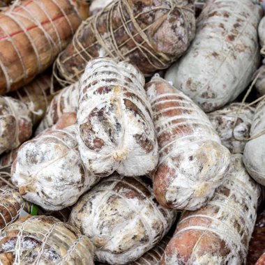 Haftalık İtalyan pazarında füme sosis.