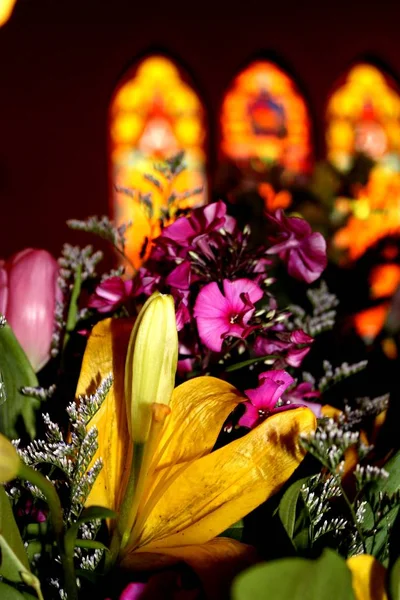 Lily Żółty Różowy Kwiat Bukiet Kościoła Witraż Tle — Zdjęcie stockowe