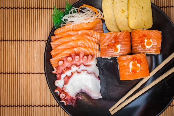 Comida Japonesa Consiste Arroz Salmão Berinjela Polvo Sushi Para Hora Imagens De Bancos De Imagens