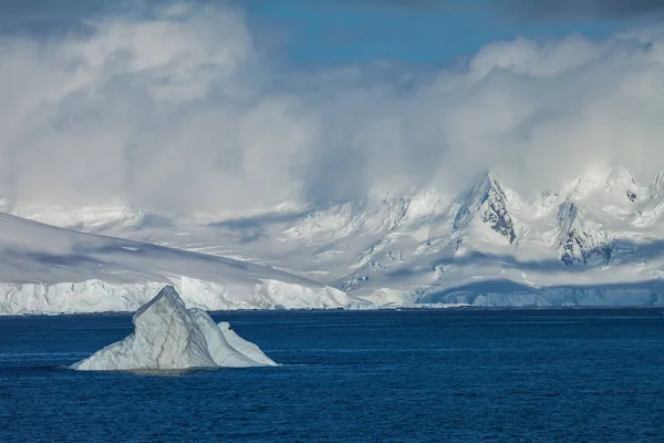 雪の山と氷の背景 — ストック写真