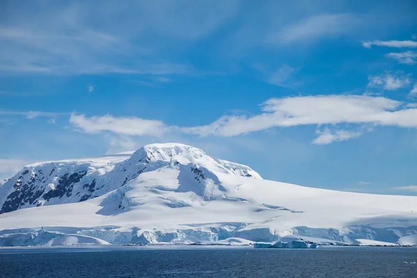 Snowberg Och För Bakgrund — Stockfoto