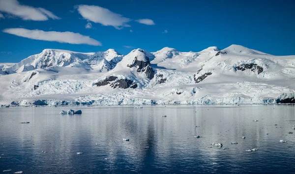 Isola Coperta Neve Nell Oceano — Foto Stock