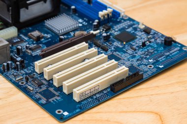 Elektronik devre devre kartı üzerindeki bir bilgisayar anakart monte edilir.