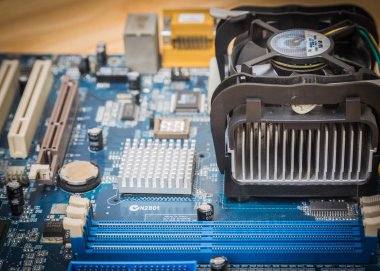 Elektronik devre devre kartı üzerindeki bir bilgisayar anakart monte edilir.