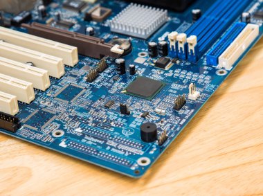 Elektronik devre devre kartı üzerindeki bir bilgisayar anakart monte edilir.