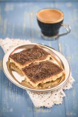 Ev yapımı çikolata karamel dilimleri metal bir kabın içinde yalan