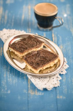 Ev yapımı çikolata karamel dilimleri metal bir kabın içinde yalan