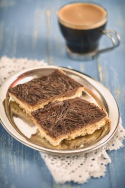 Ev yapımı çikolata karamel dilimleri metal bir kabın içinde yalan