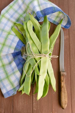 Yeşil koşucu fasulye bir tepsi üzerinde yalan