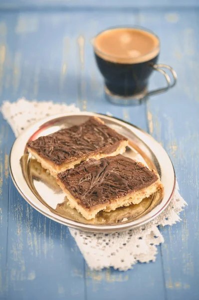 Homemade Chocolate Caramel Slices Lie Metal Bowl — Stock Photo, Image