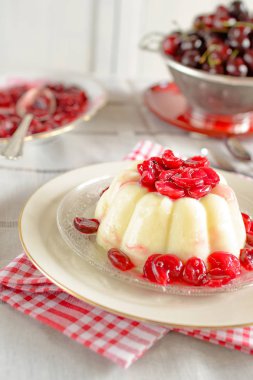 Puding ile taze pişmiş kiraz kompostosu