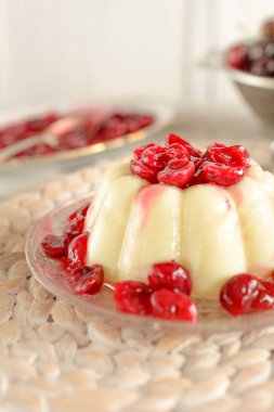 Puding ile taze pişmiş kiraz kompostosu