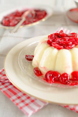 Puding ile taze pişmiş kiraz kompostosu