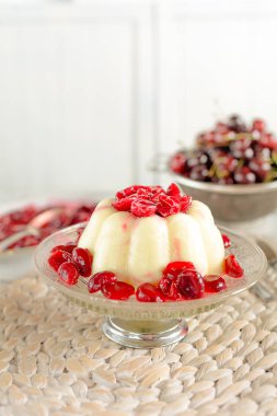 Puding ile taze pişmiş kiraz kompostosu