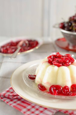 Puding ile taze pişmiş kiraz kompostosu