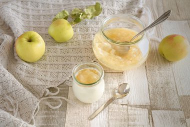 Elma bir kase dekorasyon olarak ev yapımı elma püresi