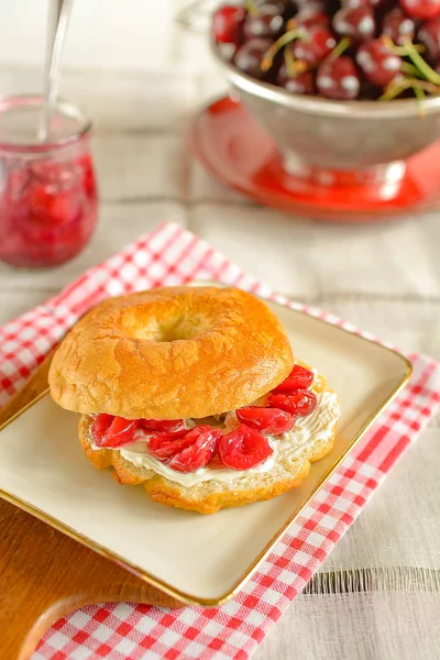 Home Baked Bagel Cream Cheese Cherry Jam — Stock Photo, Image