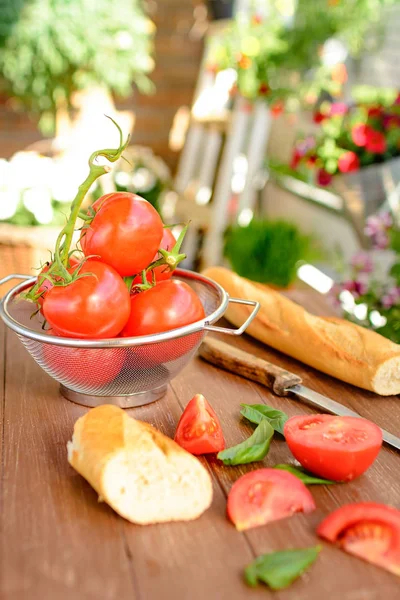 Tomates Frescos Una Baguette Encuentran Tazón Una Bandeja Madera —  Fotos de Stock