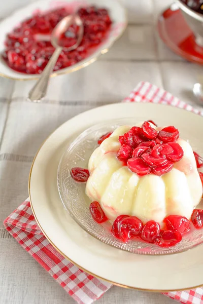 Pudding Mit Frisch Gekochtem Kirschkompott — Stockfoto