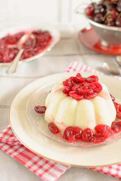 Pudín Con Compota Cereza Recién Cocida —  Fotos de Stock