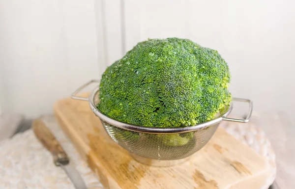 Brócoli Crudo Yace Colador —  Fotos de Stock