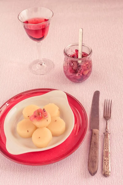 哈泽奶酪在一个瓷盘与一杯葡萄酒和一杯葡萄复合 — 图库照片