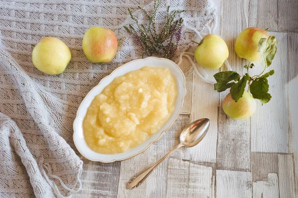 Compote Pommes Maison Dans Bol Avec Des Pommes Comme Décoration — Photo