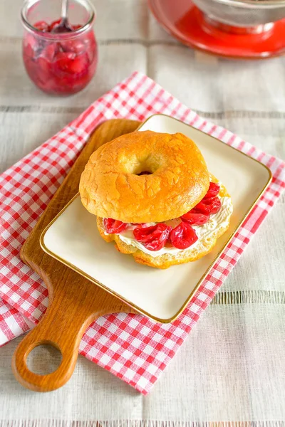 Hem Bakat Bagel Med Cream Cheese Och Cherry Jam Stockfoto