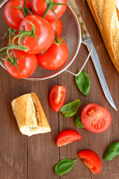 Frische Tomaten Und Baguette Liegen Einer Schüssel Auf Einem Holztablett Stockbild